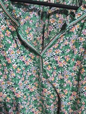 MAX STUDIO GREEN FLORAL TOP